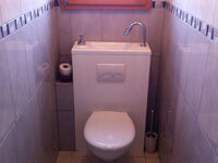WiCi Bati 2012 Design 1, lave-mains intégré sur WC suspendu, M et Mme L (74)